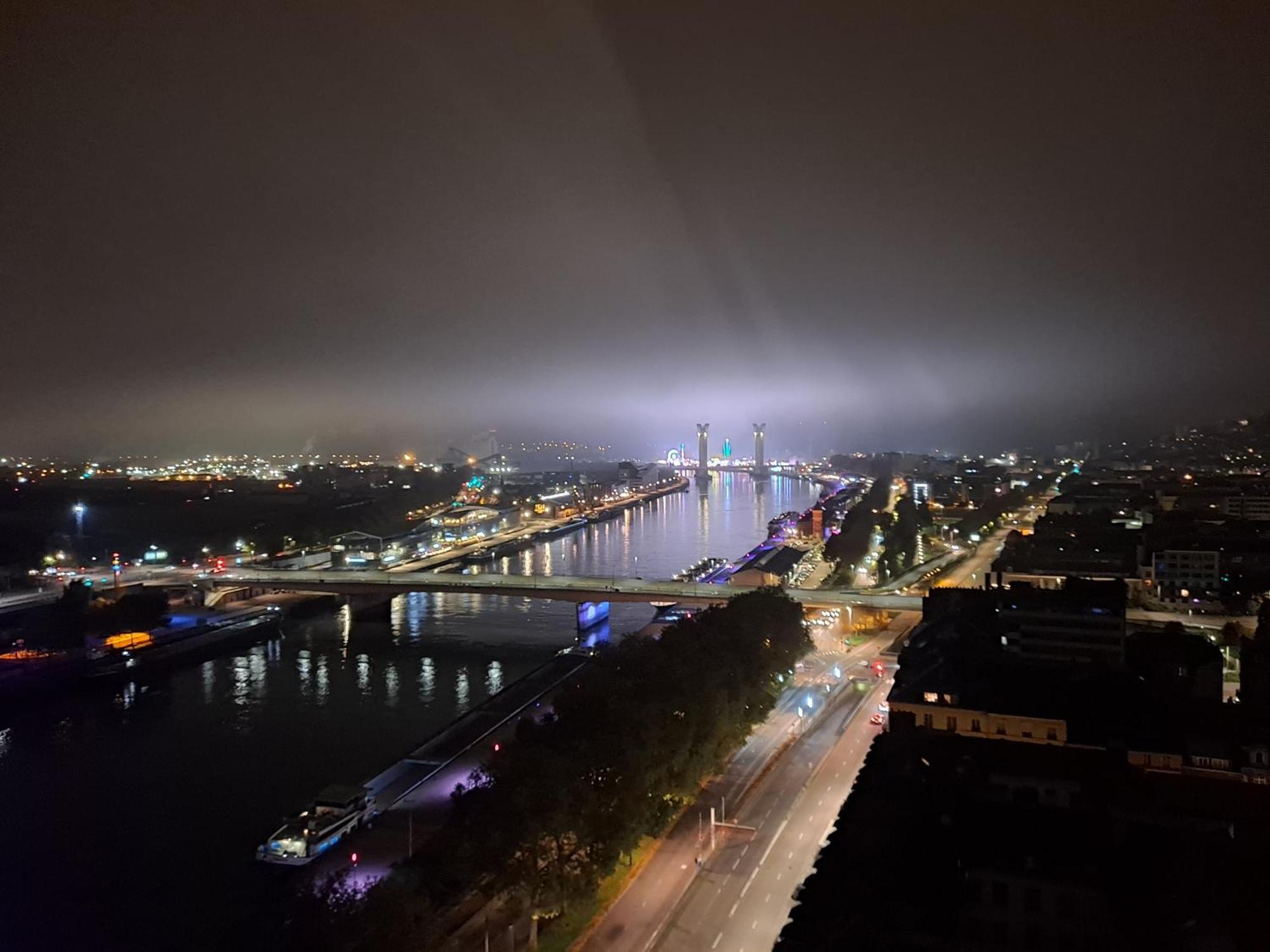 Sous Les Etoiles - Dans Le Plus Haut Gratte-Ciel Avec Garage Prive Ruan Exterior foto